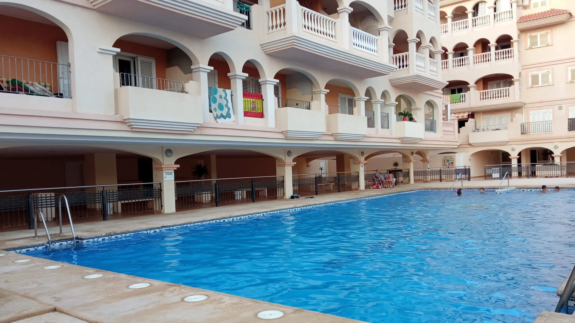 Piscina comunitaria de una urbanización