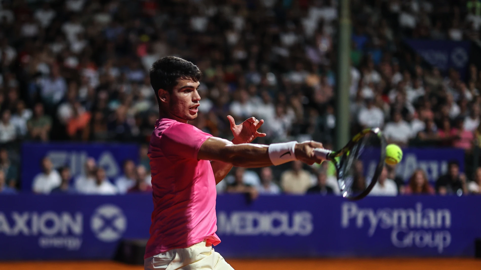AME4958. BUENOS AIRES (ARGENTINA), 15/02/2023.- El tenista español Carlos Alcaraz devuelva hoy una bola contra el serbio Laslo Djere, durante un partido por los octavos de final del Argentina Open, en Buenos Aires (Argentina). EFE/ Juan Ignacio Roncoroni