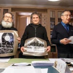 De I a D: el director de la academia de San Quirce, Pablo Zamarrón; el académico, Aku Estebaránz; y el académico, José Luis Mora,durante la presentación de una fotografía inédita de Antonio Machado y los pormenores que han rodeado su hallazgo