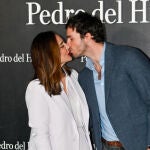 Tamara Falcó e Íñigo Onieva se dan un beso en la MBFW de Madrid