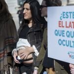 Varios jóvenes pertenecientes a Fundación +Vida, que defiende la vida y de la maternidad, se concentran por la reforma de la Ley del Aborto frente al Congreso de los Diputados, a 16 de febrero de 2023, en Madrid (España). La reforma de la ley del aborto se ha aprobado hoy en el Congreso con la oposición de Vox y de los populares. El Gobierno y la mayoría parlamentaria busca garantizar el derecho de las mujeres sobre su cuerpo y la realización de interrupciones voluntarias del embarazo en centros sanitarios públicos. Además, a partir de los 16 años podrán hacerlo sin la autorización de sus padres.