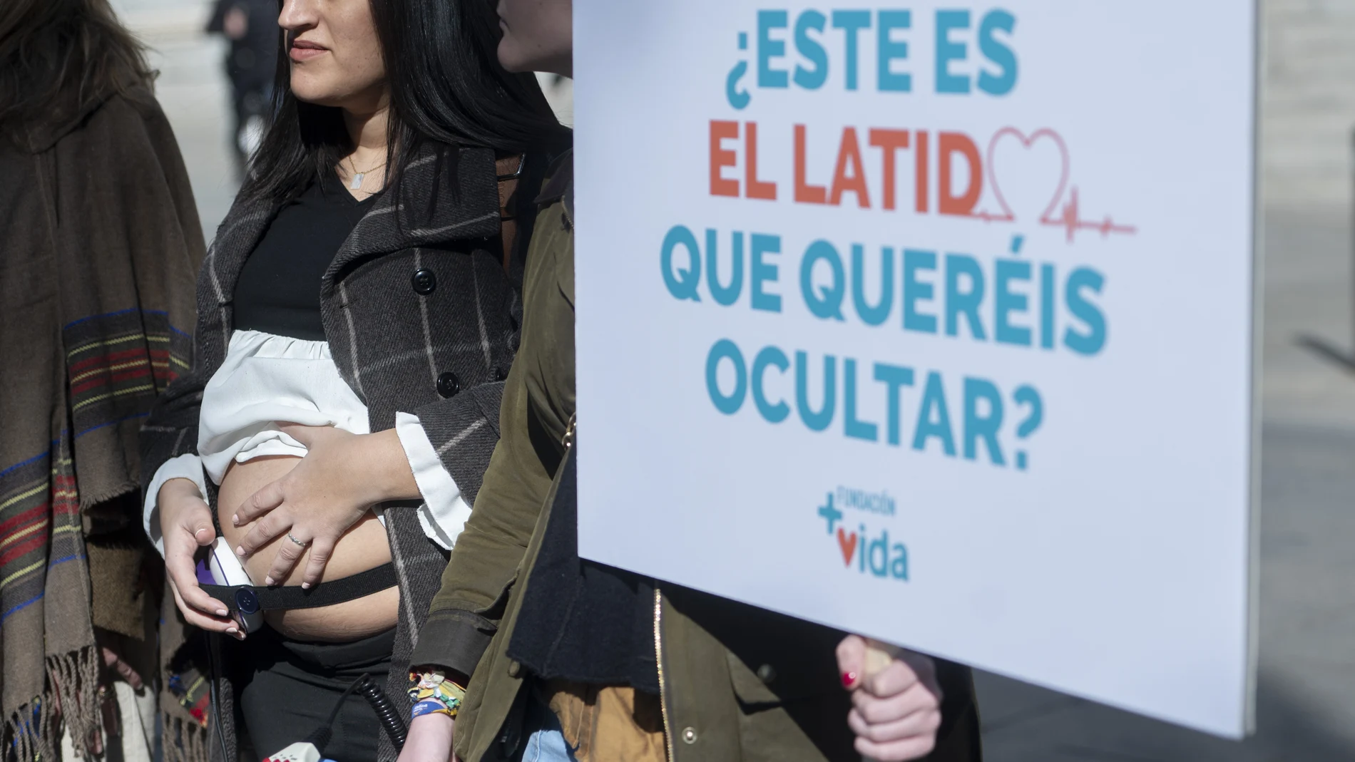 Varios jóvenes pertenecientes a Fundación +Vida, que defiende la vida y de la maternidad, se concentran por la reforma de la Ley del Aborto frente al Congreso de los Diputados, a 16 de febrero de 2023, en Madrid (España). La reforma de la ley del aborto se ha aprobado hoy en el Congreso con la oposición de Vox y de los populares. El Gobierno y la mayoría parlamentaria busca garantizar el derecho de las mujeres sobre su cuerpo y la realización de interrupciones voluntarias del embarazo en centros sanitarios públicos. Además, a partir de los 16 años podrán hacerlo sin la autorización de sus padres.