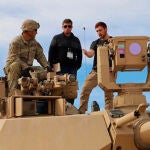 Ingenieros y soldado detrás de la caja de sensores del sistema ATLAS montada en un tanque M1 Abrams el pasado 5 de noviembre.