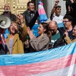 La directora general de Diversidad Sexual y Derechos LGTBI, Boti García Rodrigo; la presidenta de la Federación de la Plataforma Trans, Mar Cambrollé y la ministra de Igualdad, Irene Montero, celebran la aprobación de la Ley Trans en las escalinatas del Congreso de os Diputados, a 16 de febrero de 2023, en Madrid (España). 