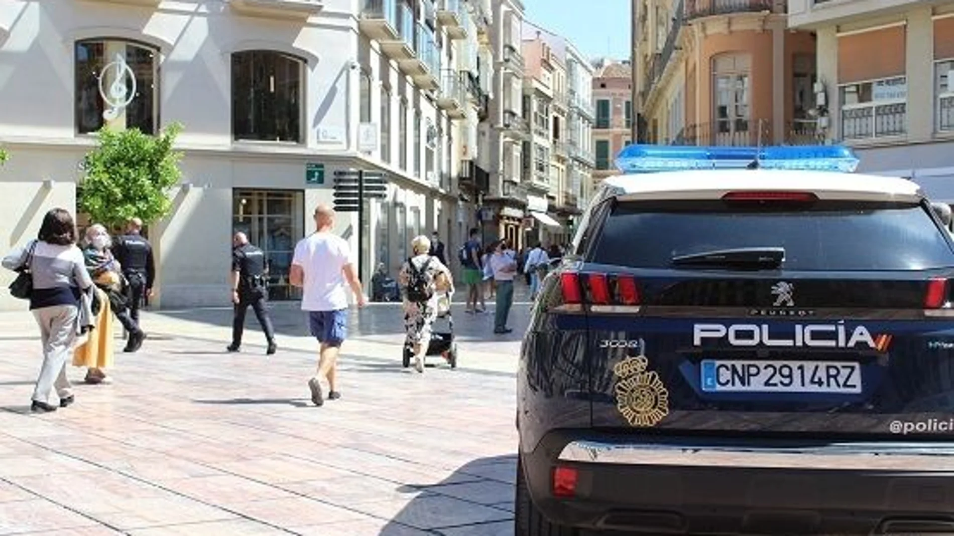 Coche de la Policía Nacional por las calles de Málaga