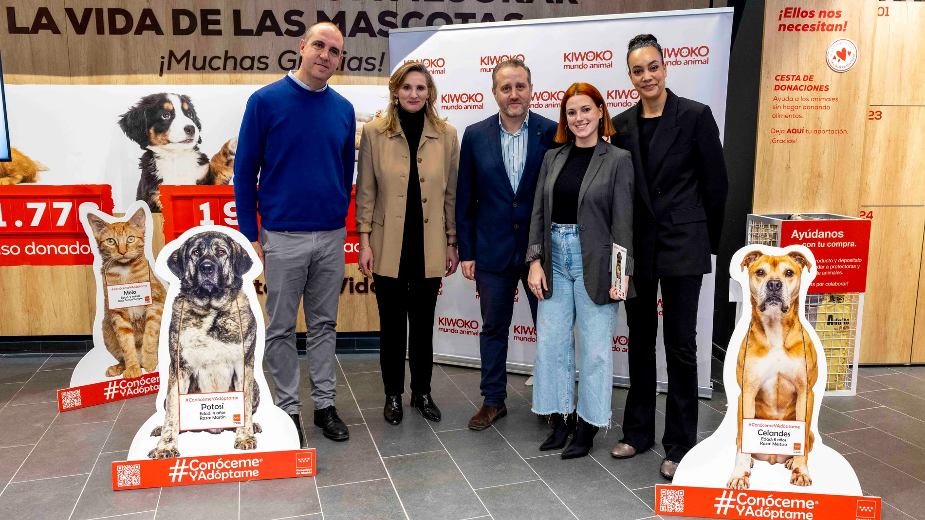 De izquierda a derecha José María Ruiz, director operaciones Kiwoko; Paloma Martín, consejera de Medio Ambiente, Vivienda y Agricultura de la Comunidad de Madrid, yAntonio Carrasco, Paula García y Daniela Choclán (personal de Kiwoko)
