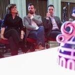 Calvo junto a Tudanca y De la Rosa, con el galardón en primer plano