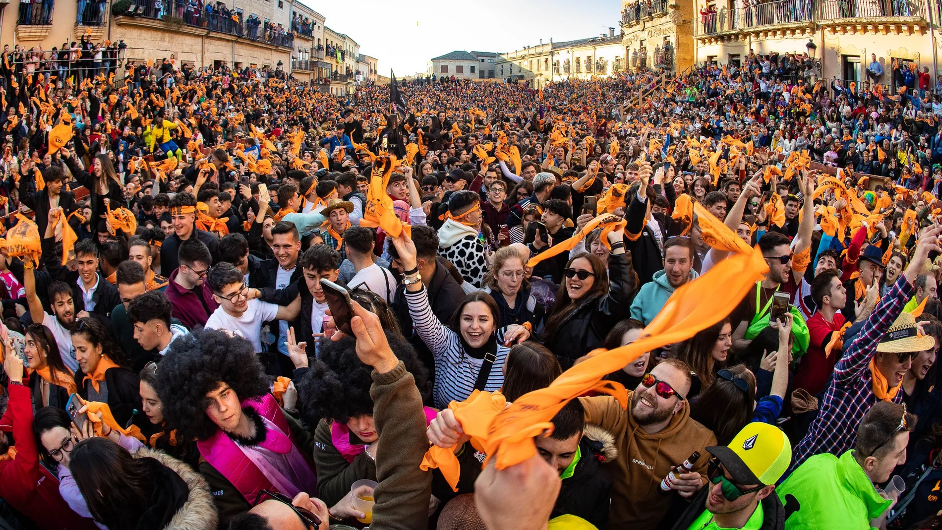La Plaza Mayor de Ciudad Rodrigo se ha quedado pequeña esta tarde con el tradicional Campanazo