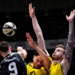 Huertas intenta dar un pase ante la defensa de Slaughter y Balcerowski