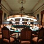 Salón de Plenos de la Real Academia Española, donde se debatirá hoy la tilde de "solo"