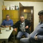 (I-D) Pepe, José Ramón y Fina, los tres últimos habitantes de Muiñou, toman un aperitivo, a 16 de febrero de 2023, en Muiñou, A Pontenova, Lugo, Galicia (España). Según datos del nomenclátor del Instituto Nacional de Estadística (Ine), hay 1.895 aldeas despobladas en Galicia, de las que casi la mitad, 894 se encuentran en la provincia de Lugo. 