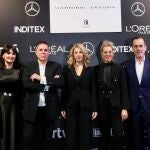 El diseñador Hannibal Laguna hoy en la Fashion Week acompañado por algunas de las personalidades que acudieron al evento