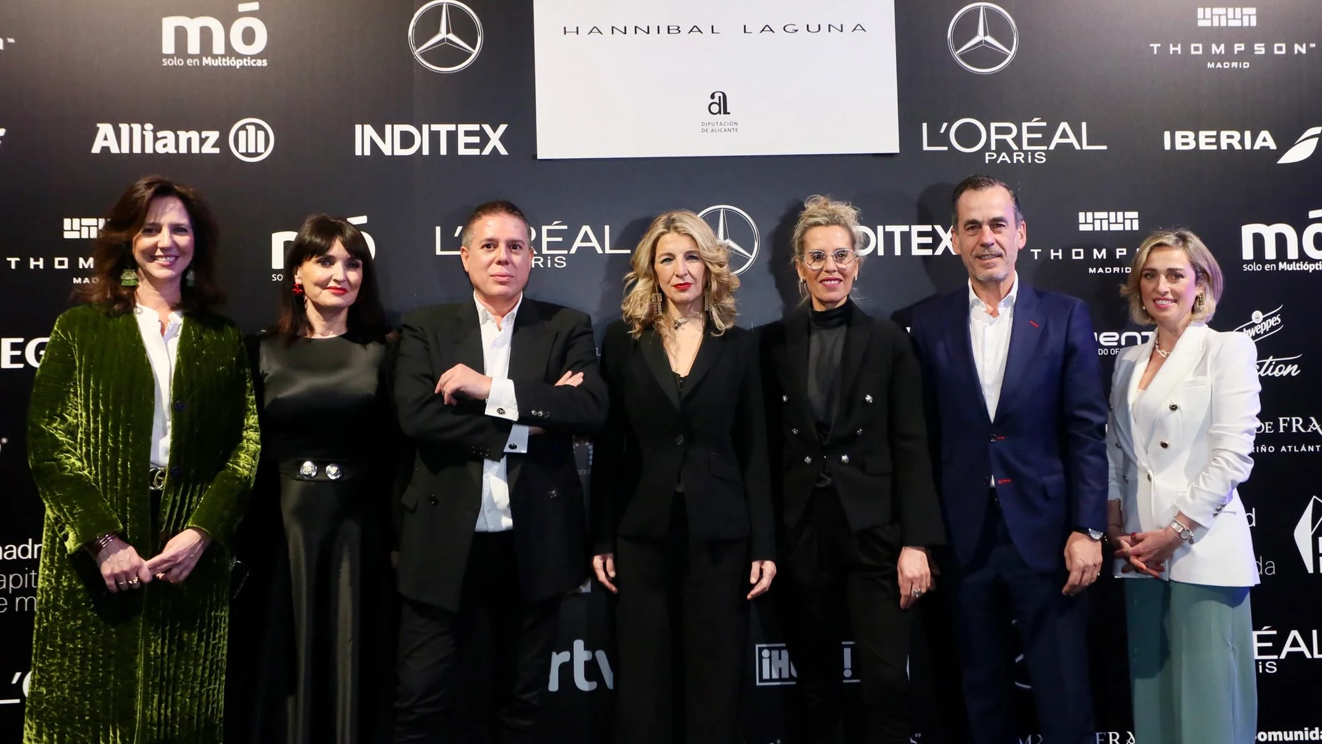 El diseñador Hannibal Laguna hoy en la Fashion Week acompañado por algunas de las personalidades que acudieron al evento