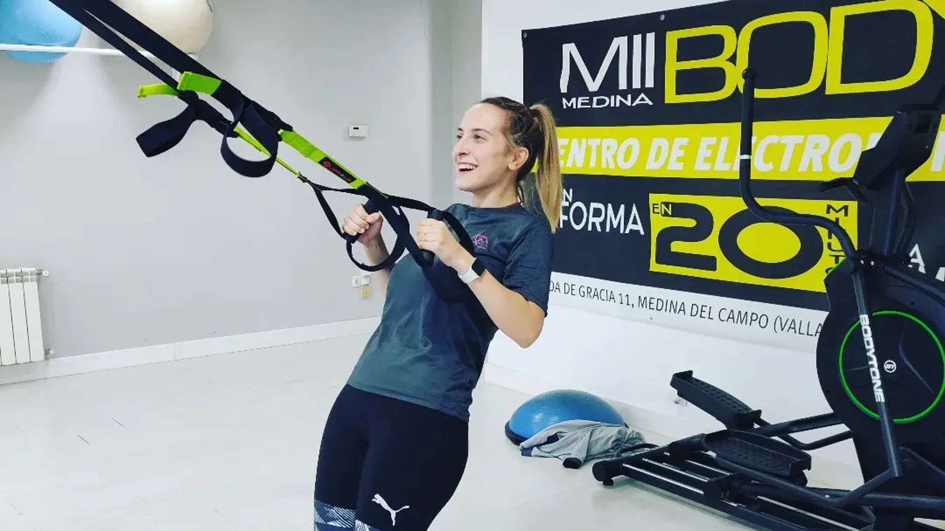 Una joven realiza un ejercicio en el centro MiiBody Medina, de Medina del Campo (Valladolid)