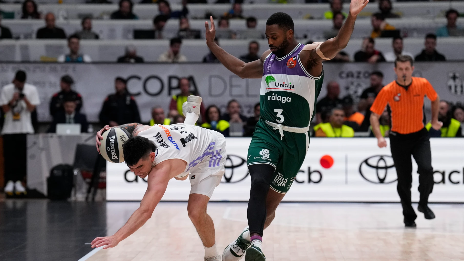 Ejim arrolla a Deck durante el Real Madrid-Unicaja