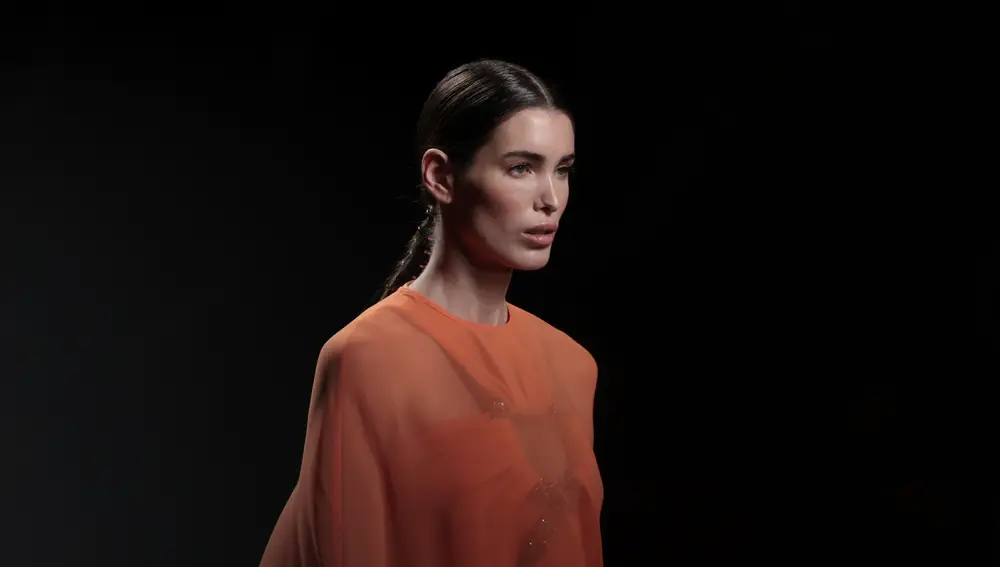 Marta López desfila para Isabel Sanchís en la MBFW de Madrid