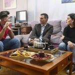 PARLA (MADRID), 13/02/2023.- El presidente del Gobierno, Pedro Sánchez (c), ha mantenido hoy lunes un encuentro con dos jóvenes perceptores del salario mínimo interprofesional (SMI) en Parla. 