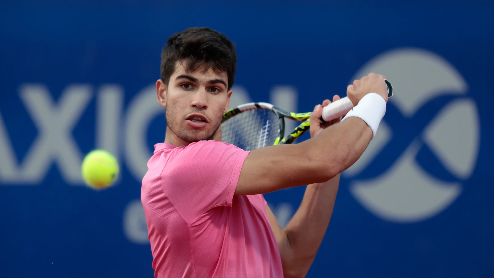 AME5544. BUENOS AIRES (ARGENTINA), 18/02/2023.- El español Carlos Alcaraz devuelve la pelota ante el español Bernabe Zapata hoy, en un partido de las semifinales del Argentina Open de tenis en Buenos Aires (Argentina). EFE/Juan Ignacio Roncoroni