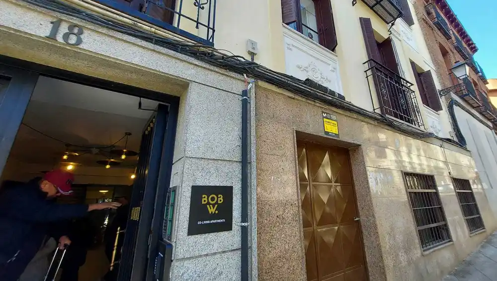 Un turista asiático sale del portal de la calle Fray Luis de León 18 junto a un grupo de amigos y familiares.