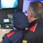 El niño, supervisando la vigilancia del Palau de la Generalitat 