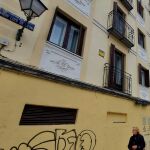 Varios vecinos pasean delante del edificio de viviendas en Fray Luis de León 18, donde sus antiguos inquilinos formaron el Bloque Arganzuela.