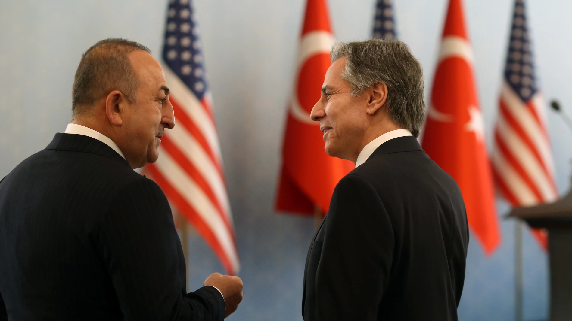 Ankara (Turkey), 20/02/2023.- US Secretary of State Antony Blinken (R) and Turkish Foreign Minister Mevlut Cavusoglu chat before a press conference in Ankara, Turkey, 20 February 2023. Blinken is in Turkey for a two days official visit. (Turquía, Estados Unidos) EFE/EPA/NECATI SAVAS