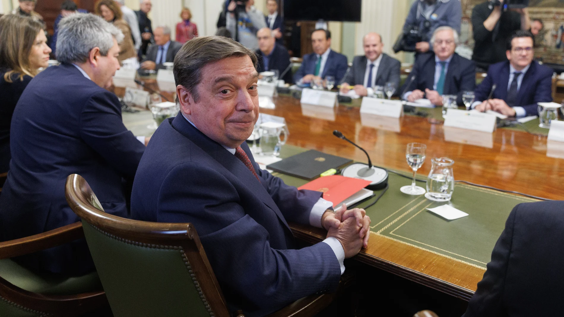 El ministro de Agricultura, Pesca y Alimentación, Luis Planas (c), preside el pleno del Observatorio de la Cadena Alimentaria