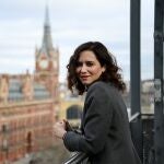La presidenta de la Comunidad de Madrid, Isabel Díaz Ayuso, en las instalaciones de Digital Catapult, una empresa de innovación en el centro de Londres (Reino Unido), este lunes. Díaz Ayuso inició este lunes una visita de tres días a la capital británica para impulsar la región como centro de inversiones y potenciar las relaciones institucionales con el Reino Unido. EFE/Andy Rain