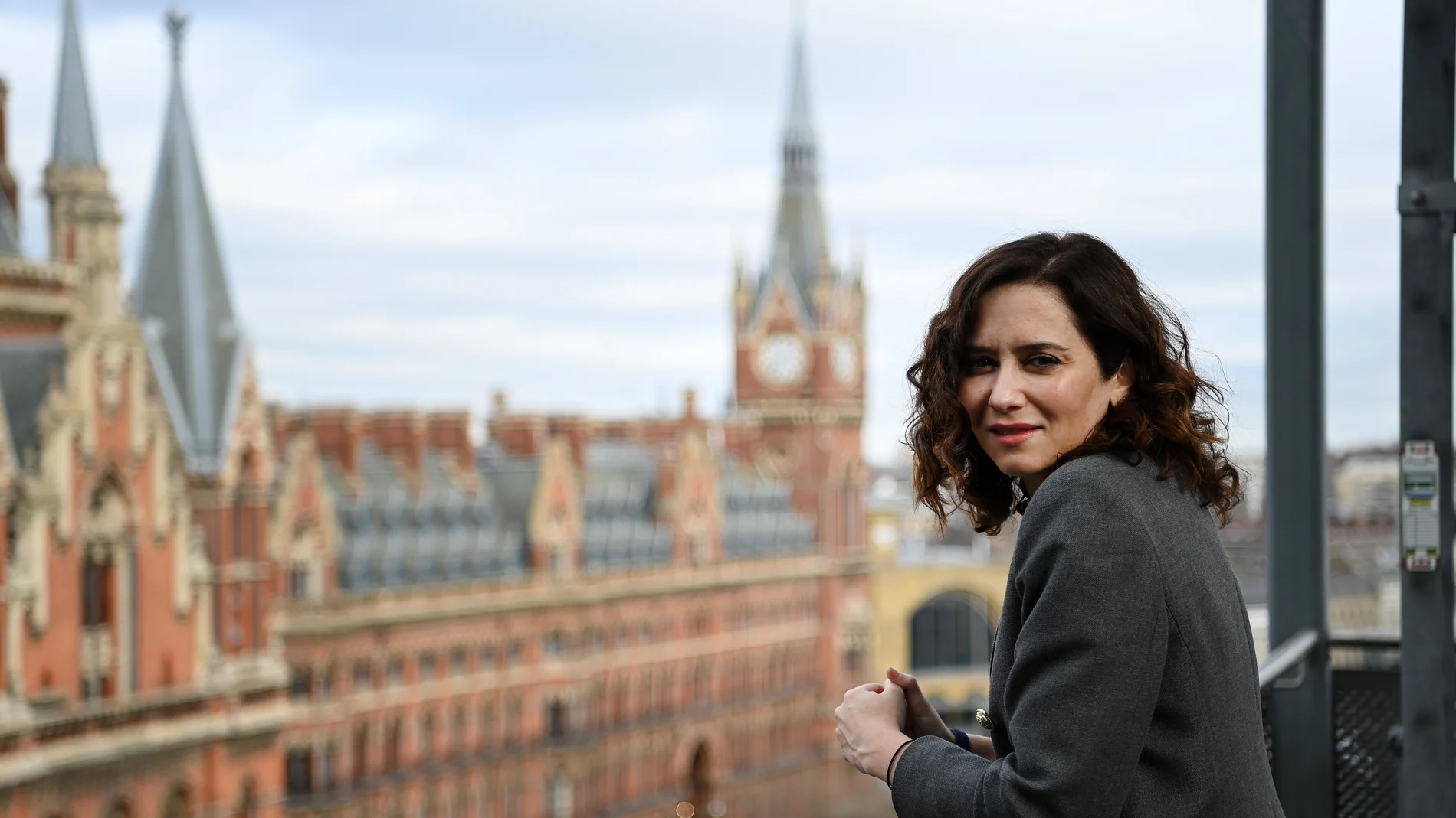 La presidenta de la Comunidad de Madrid, Isabel Díaz Ayuso, en las instalaciones de Digital Catapult, una empresa de innovación en el centro de Londres (Reino Unido), este lunes. Díaz Ayuso inició este lunes una visita de tres días a la capital británica para impulsar la región como centro de inversiones y potenciar las relaciones institucionales con el Reino Unido. EFE/Andy Rain