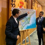  El consejero de Fomento e Infraestructuras, José Ramón Díez de Revenga, durante el encuentro con los representantes de Ceclor y de la Cámara de Comercio de Lorca para informarles de la actualización del estudio de trazado de la autovía Lorca – Caravaca De la Cruz