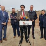 El consejero Suárez-Quiñones atiende a la prensa tras visitar la localidad de Navalmanzano