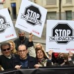 Varias personas en una concentración en apoyo a los afectados por la okupación.