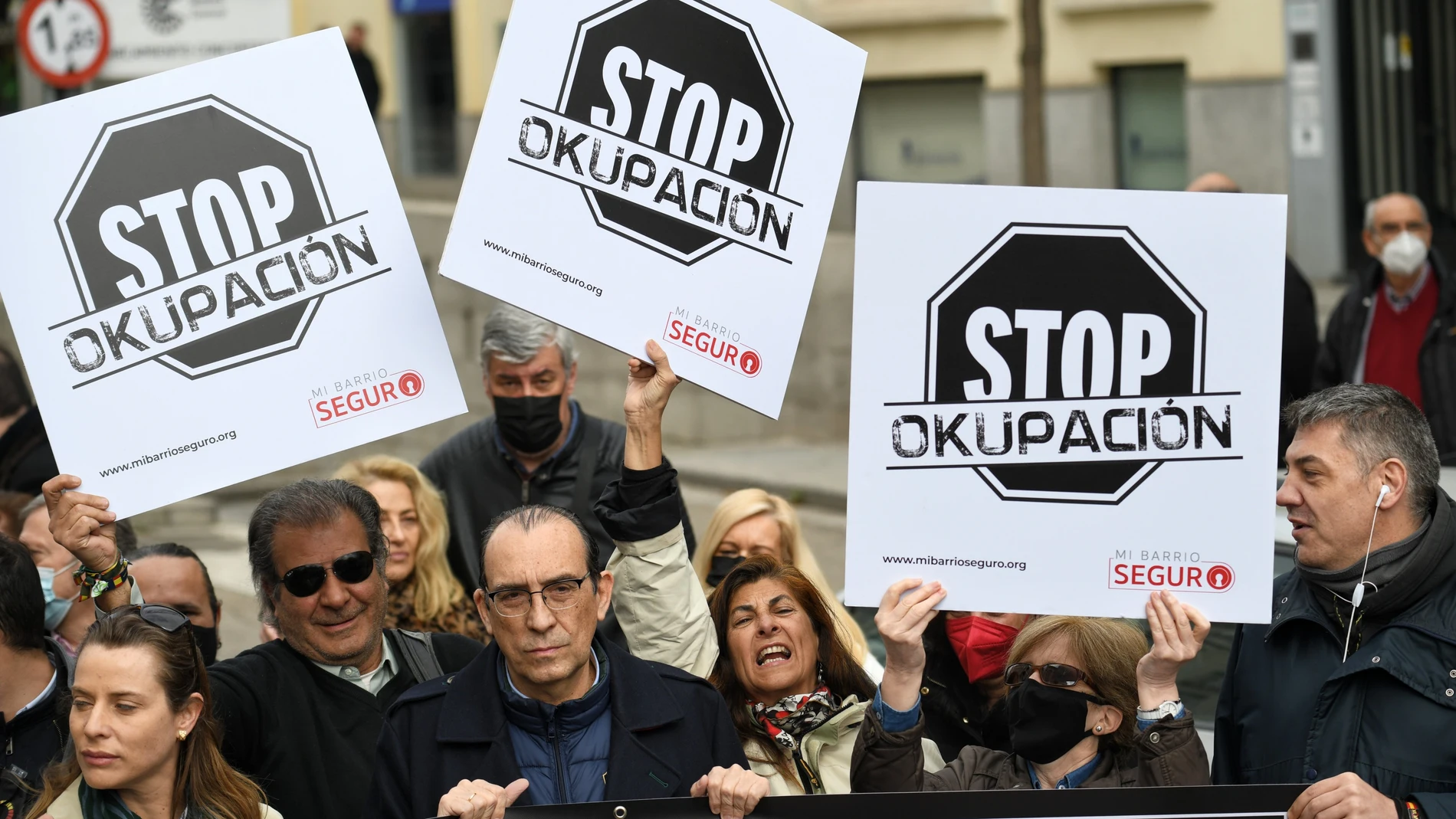 Varias personas en una concentración en apoyo a los afectados por la okupación.