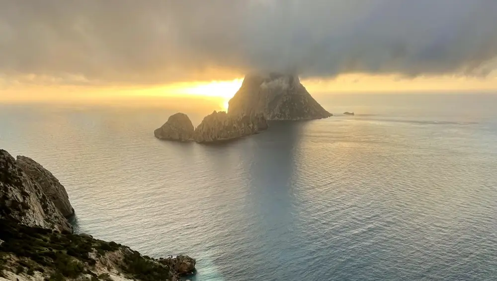 La belleza del emblemático islote de Es Vedrà al atardecer deja sin palabras