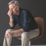 Los síntomas en las enfermedades raras pueden ser muy diversos. En el caso de la miastenia gravis, una enfermedad neuromuscular autoinmune que genera debilidad en músculos voluntarios como los oculares o los del habla, se han llegado a detectar 50 síntomas distintos