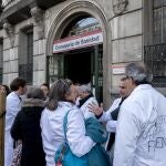 Varios médicos y pediatras de Atención Primaria a su llegada a una reunión con la Consejería de Sanidad