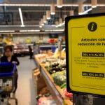 Un supermercado con un cartel de algunos artículos con el IVA reducido, algo que el Gobierno central no acepta para carnes y pescados