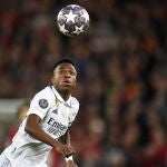 Vinicius controla una pelota en el Liverpool-Real Madrid