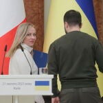 La italiana Giorgia Meloni, junto a Volodomir Zelenski, ayer en Kyiv
