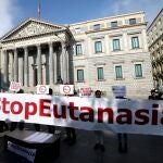  Protesta en contra de la eutanasia frente al Congreso.