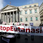 Protesta en contra de la eutanasia frente al Congreso.