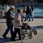 Abuelos y niños esta mañana de domingo en el parque del Retiro de Madrid.