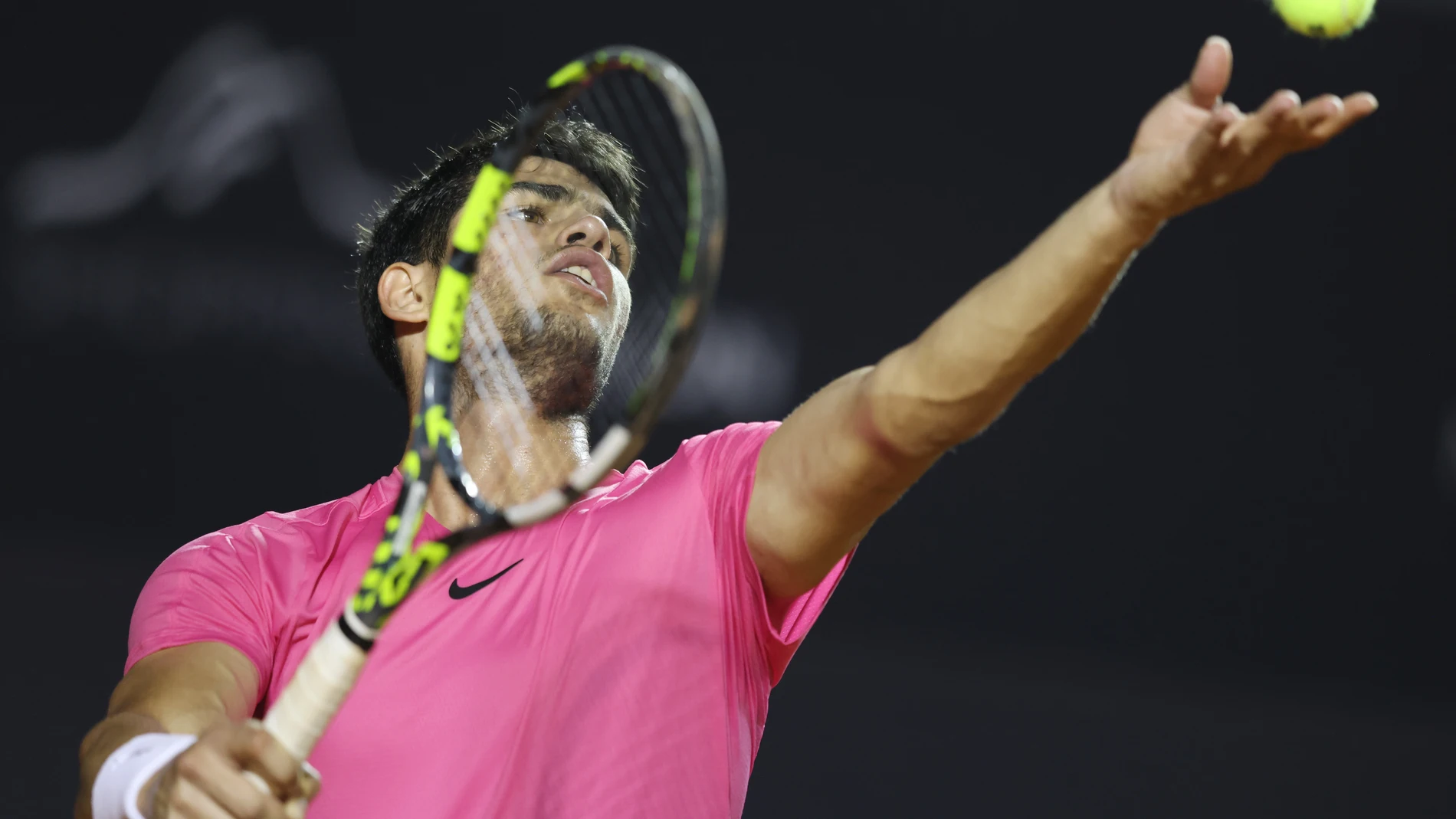 AMDEP1699. RÍO DE JANEIRO (BRASIL), 21/02/2023.- Carlos Alcaraz de España sirve una pelota ante Mateus Alves de Brasil hoy, durante un partido de sencillos en el Abierto de Tenis de Río de Janeiro (Brasil). EFE/Luiza Moraes