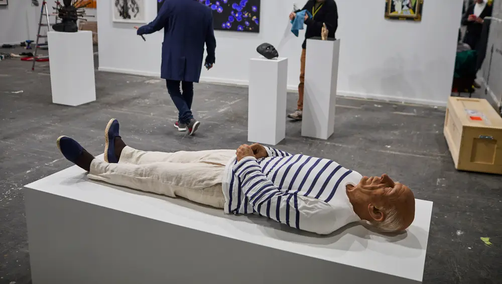 Ambiente Arco 2023. La obra sobre Pablo Picasso , la capilla ardiente está instalada en la barcelonesa galería ADN, se titula Aquí murió Picasso y lleva la firma de Eugenio Merino (Madrid, 1975)