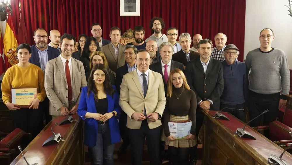 El vicepresidente Víctor Alonso preside el acto de entrega de las becas