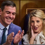 El presidente del gobierno, Pedro Sánchez, y Yolanda Díaz, vicepresidenta segunda y ministra de Trabajo y Economía Social durante la sesión de control al gobierno en el Congreso de los Diputados.