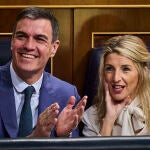 El presidente del gobierno, Pedro Sánchez, y Yolanda Díaz, vicepresidenta segunda y ministra de Trabajo y Economía Social durante la sesión de control al gobierno en el Congreso de los Diputados.