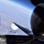 El Pentágono publica una foto del globo chino tomada desde un caza de EE.UU.