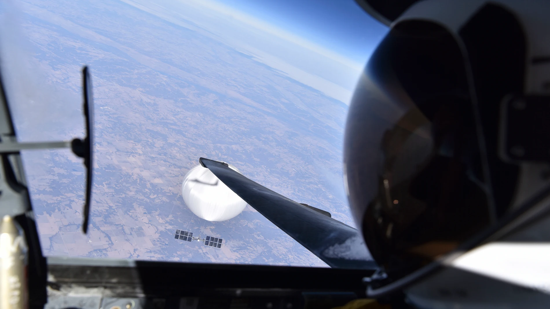USA4343. WASHINGTON (DC, EEUU), 22/02/2023.- Fotografía cedida por el Departamento de Defensa de Estados Unidos donde aparece un piloto de la Fuerza Aérea mientras mira hacia abajo al presunto globo de vigilancia chino mientras sobrevolaba el 3 de febrero los Estados Unidos continentales centrales. La instantánea fue tomada el 3 de febrero, un día antes de que el globo fuera derribado frente a las aguas de Carolina del Sur, tras pasar días sobrevolando el territorio continental de EE.UU. EFE/ Departamento Defensa Eeuu SOLO USO EDITORIAL SOLO DISPONIBLE PARA ILUSTRAR LA NOTICIA QUE ACOMPAÑA (CRÉDITO OBLIGATORIO)