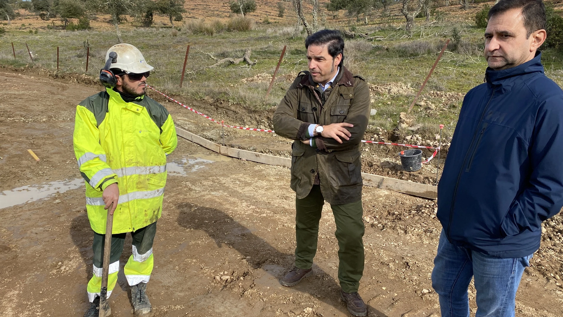 El delegado territorial, durante la visita a una de las vías en las que se actúa